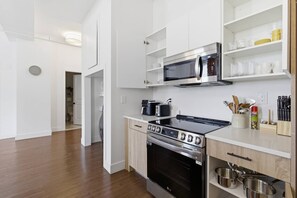 Private kitchen - DWTN I King Bed I Free Parking I Green View I Gym (New Haven)