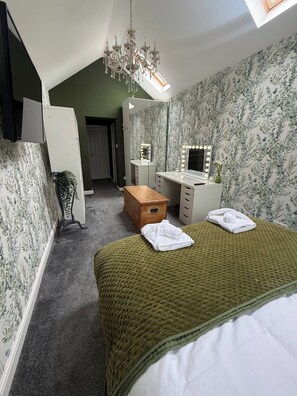 A bedroom with a bed, a vanity with a mirror and lights, a desk, and a chandelier. - Beautiful House 5 Mins Walk Into Ulverston (Ulverston)