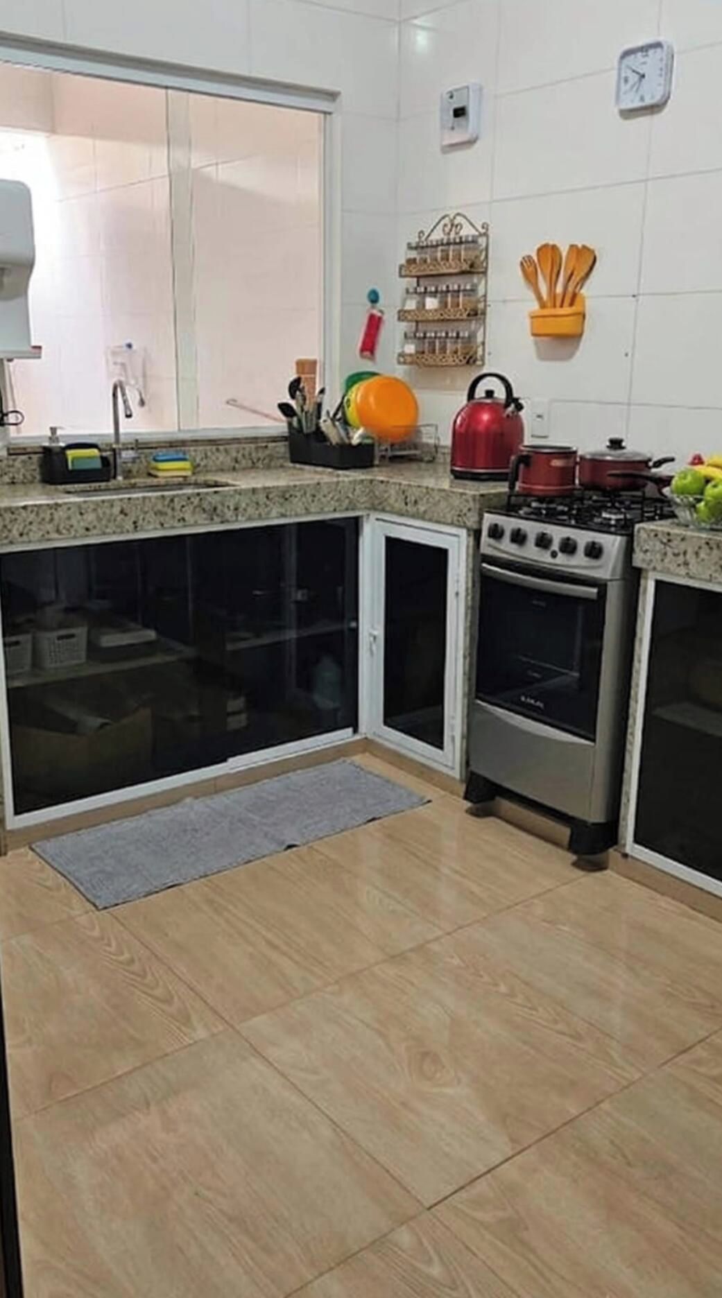Une cuisine équipée d’une cuisinière, d’un four et d’une fenêtre donnant sur un beau paysage.