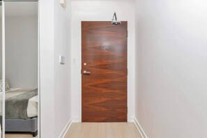 Room - Luxe Downtown Suite Steps to Entertainment District (Toronto)