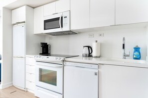 Private kitchen - Luxe Downtown Suite Steps to Entertainment District (Toronto)