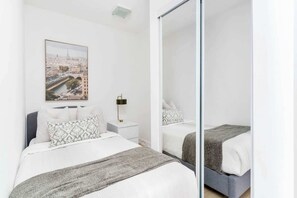 Room - Luxe Downtown Suite Steps to Entertainment District (Toronto)