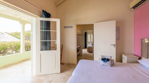 Een hotelkamer met een bed, een badkamer en uitzicht op het omliggende landschap.