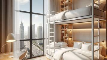 Quarto moderno com beliches, escrivaninha e uma grande janela com vista para a cidade.