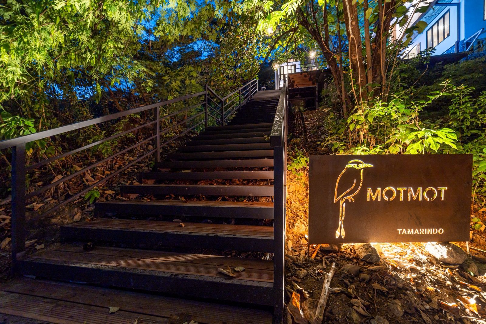 Un escalier menant à un bâtiment sur lequel on peut lire l’inscription « MOTMOT TAMARINDO ».