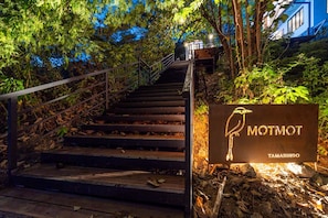 A staircase leading to a building with a sign that reads 'MOTMOT TAMARINDO.'
