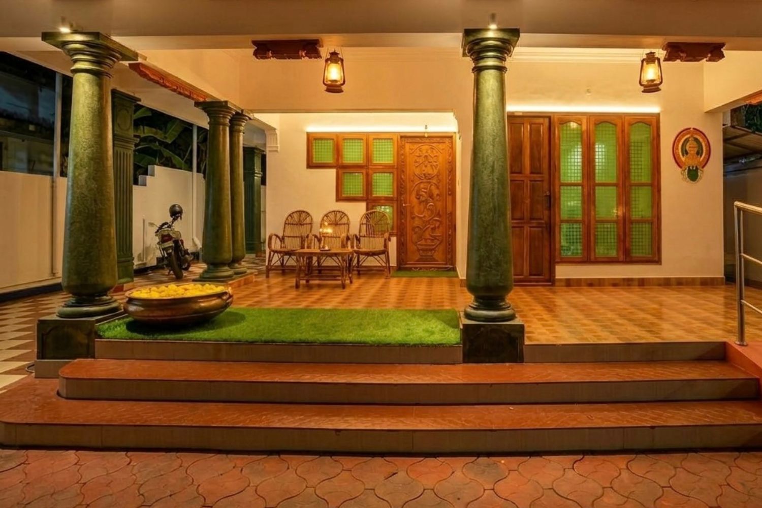 Un intérieur traditionnel avec des colonnes, un sol à carreaux et un coin repas comprenant des chaises et une table.