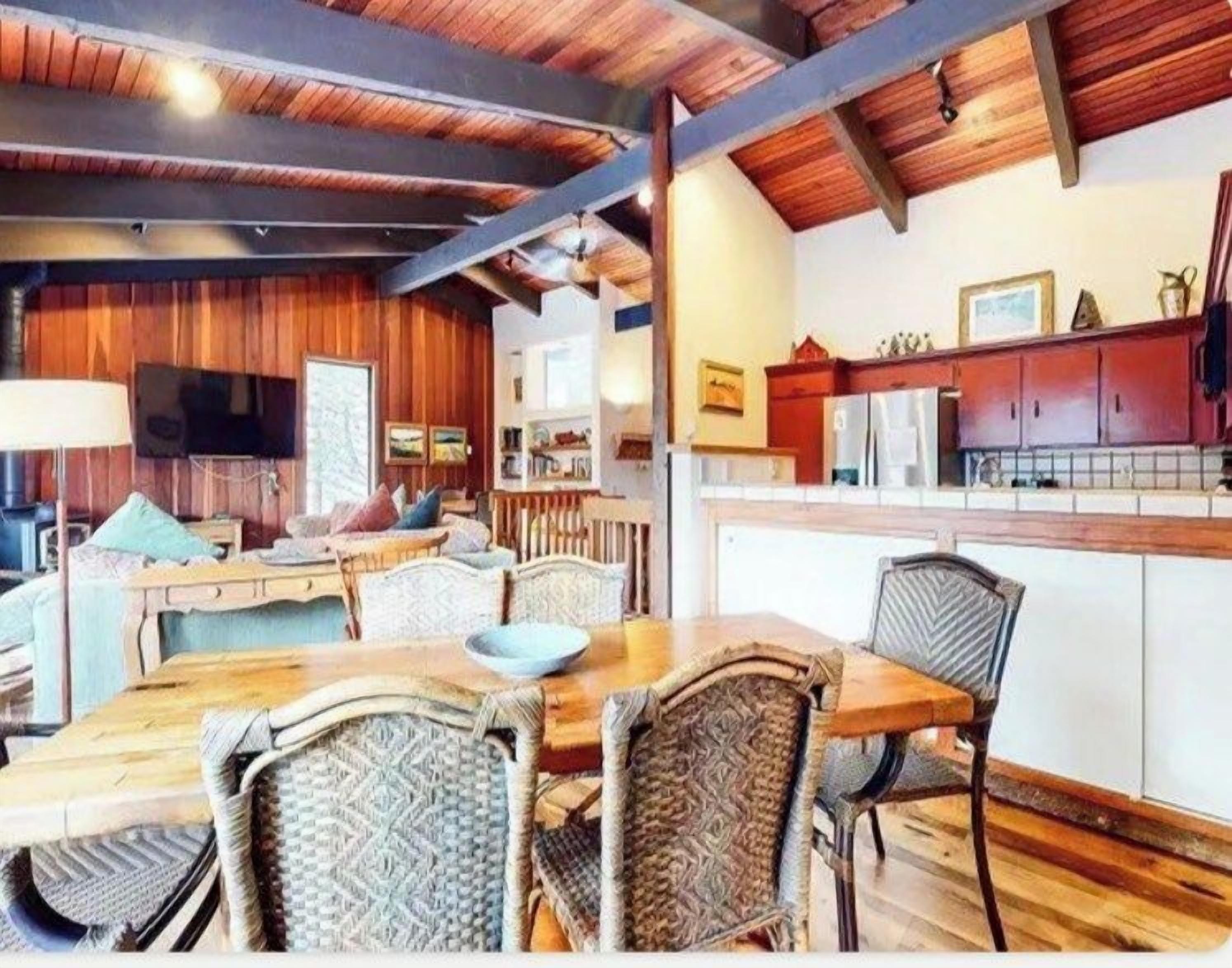 Ein gemütliches Interieur mit Essbereich, Holzboden und einer Küche mit Schränken.