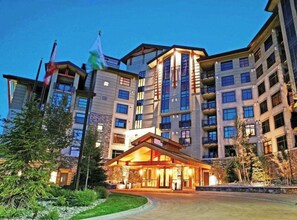 A multi-story hotel with a prominent entrance and a landscaped driveway. - Pet Friendly Luxury Mammoth Westin Condo (Mammoth Lakes)