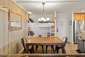 Dining - Slope Side Pet Friendly 1Bd Summit Condo (Mammoth Lakes)