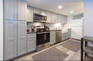 Private kitchen - Pet Friendly 1BR loft 2BA Modern Mammoth Condo (Mammoth Lakes)