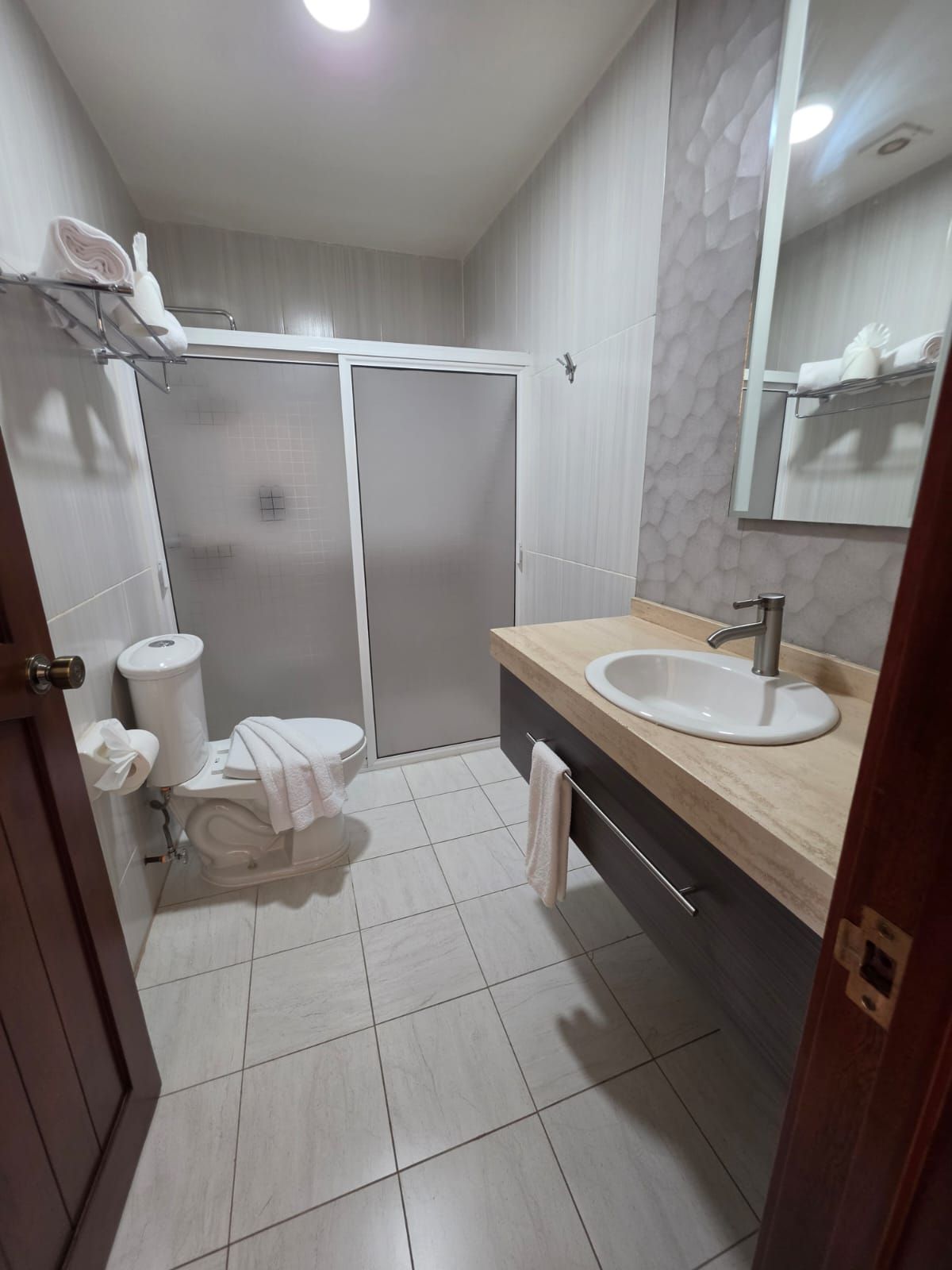 Une salle de bain moderne équipée de toilettes, d’un bidet et d’un lavabo.