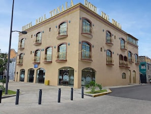 A hotel with a classic facade, multiple balconies, and large windows. - Hotel Real Tonalá  (Tonala)