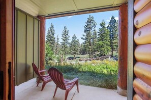 Terrace/patio - Mammoth Pet Friendly 2BD 2BA W/ Spectacular Views (Mammoth Lakes)