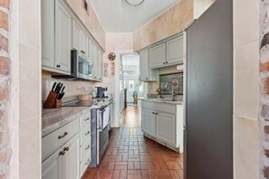 Private kitchen - The Lyons Estate | Historic Savannah Luxury (Savannah)