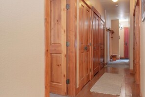 Interior - Pet Friendly Mammoth Cabin Gorgeous Views 2bd 2ba (Mammoth Lakes)