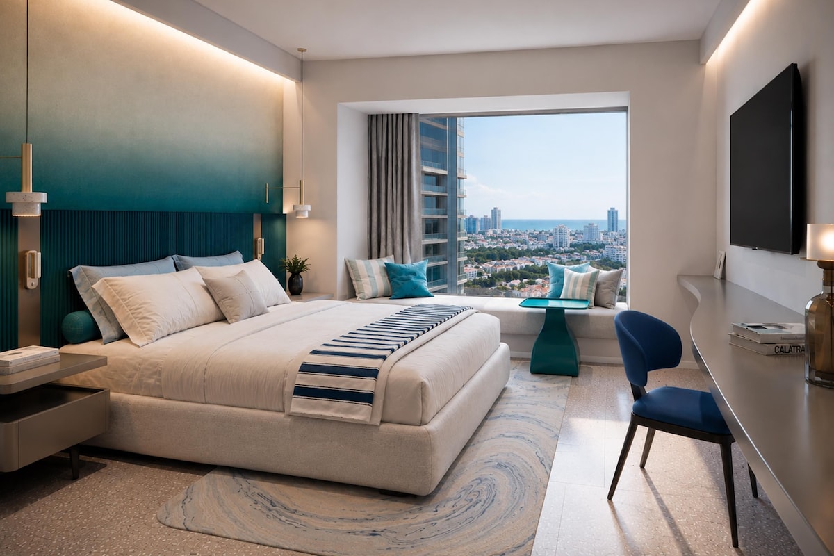Ein modernes Hotelzimmer mit einem großen Bett, einer Sitzecke mit Blick und einem Flachbildfernseher.