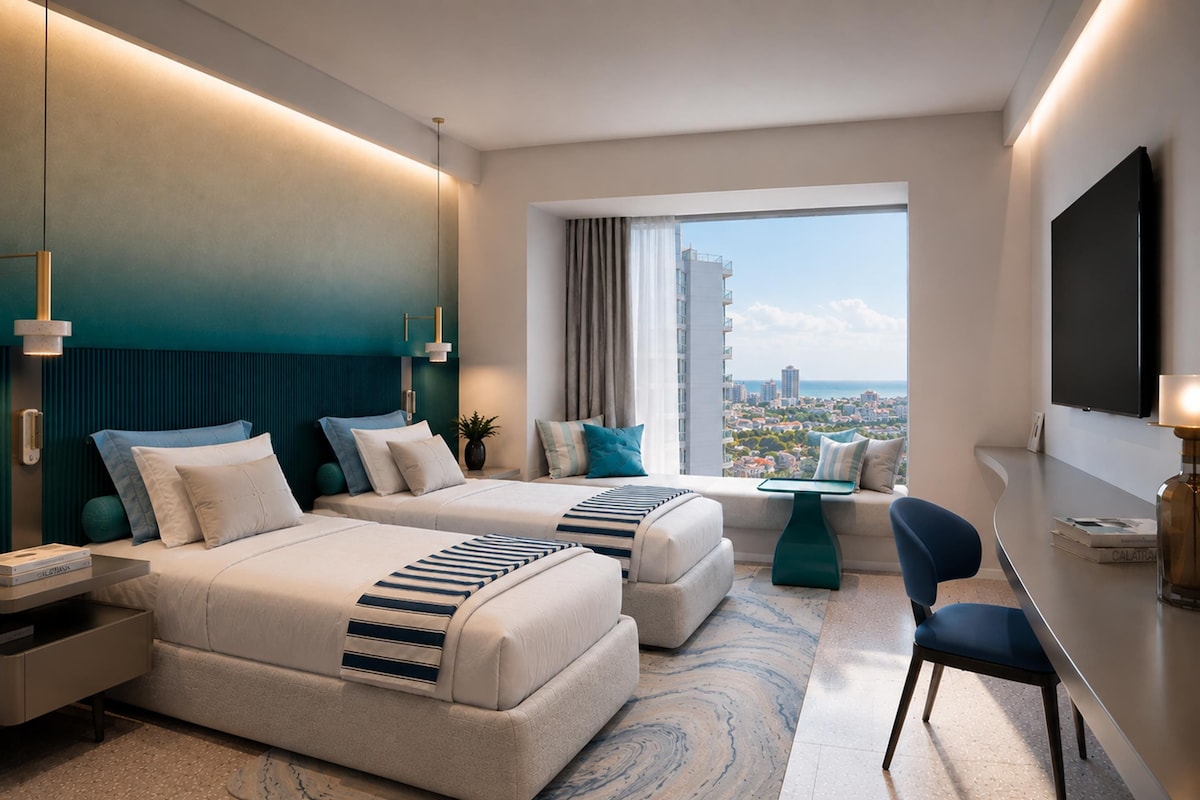 Ein modernes Hotelzimmer mit zwei Betten, Blick auf die Stadt, einem Schreibtisch und einem Fernseher.