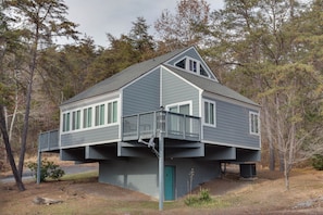 A two-story house with a balcony on the ground floor. - The Pedestals by CoolVacay (Basye)