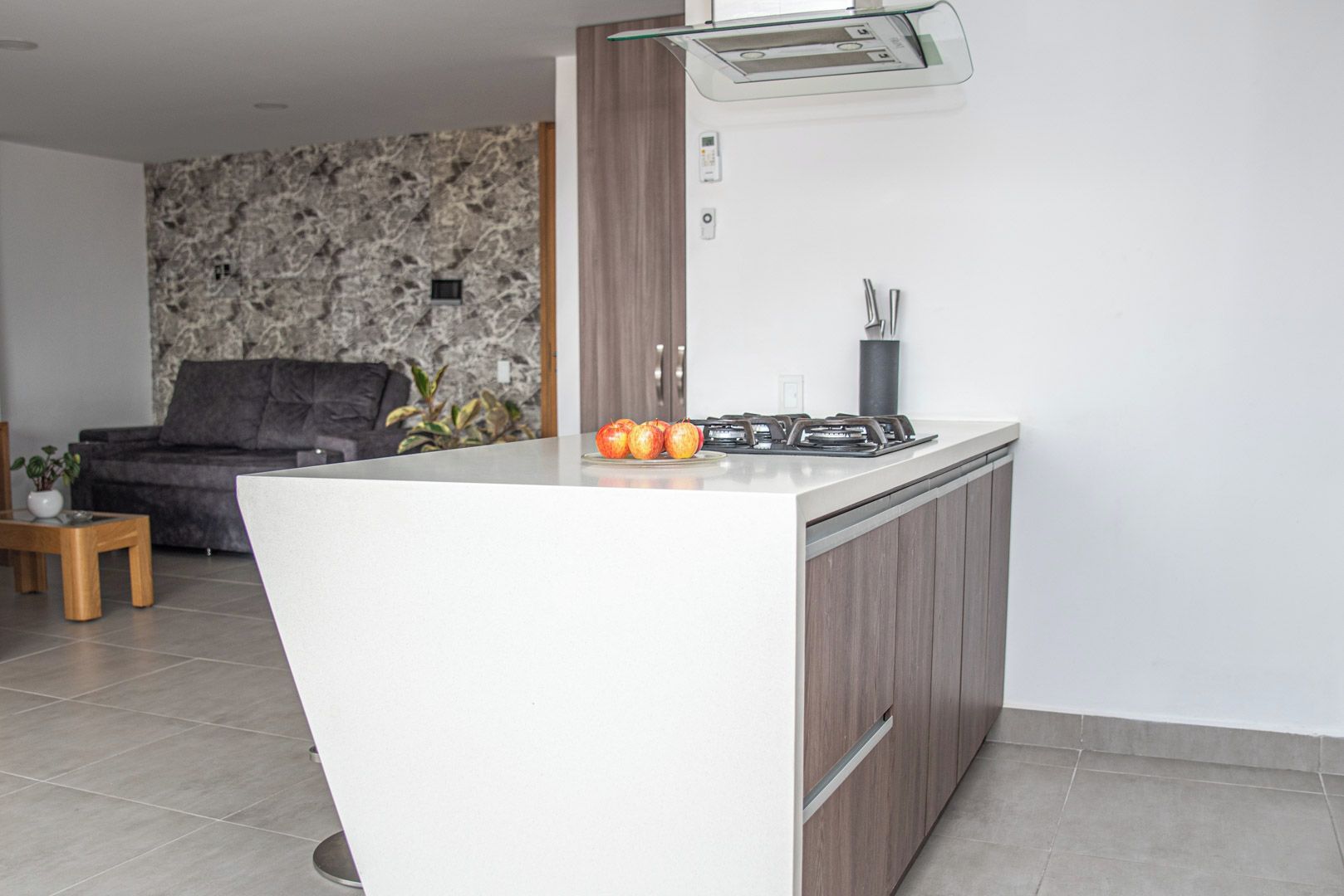 Una cucina moderna con isola integrata, piano cottura a gas e forno a microonde.
