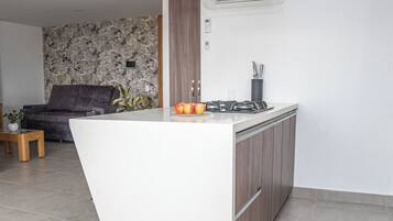 Una cucina moderna con isola integrata, piano cottura a gas e forno a microonde.