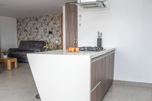 Una cucina moderna con isola integrata, piano cottura a gas e forno a microonde.
