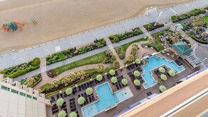 Vista aèria d'un hotel amb piscina, gandules i jardins ben cuidats.
