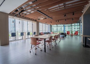 A modern conference room with a long table, multiple chairs, and large windows offering a city view. - Modern 1BR with Balcony and Sofa Bed -4 guests (Panamá)