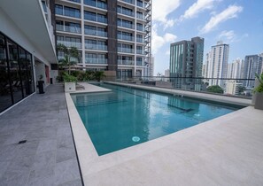 A rooftop swimming pool with a view of high-rise buildings. - Modern 1-Bedroom Apartment in The Hub / Pool / Gym / Upper Floor (Panamá)
