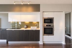 Private kitchen - Spacious & Bright 2BR Premium Condo in Downtown (Toronto)