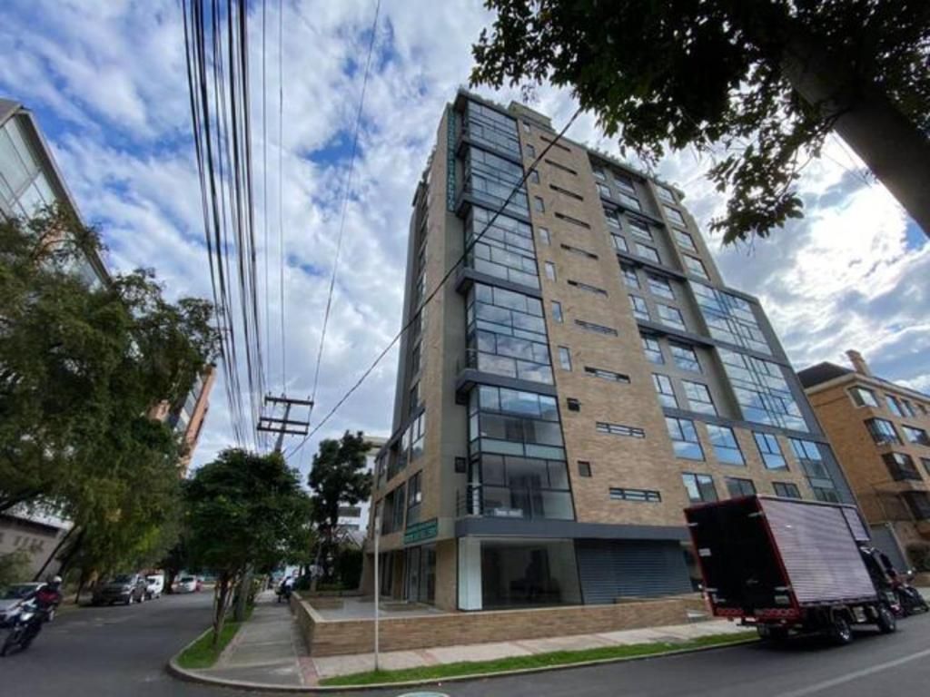 Un edificio de varios pisos con un diseño arquitectónico moderno, con amplias ventanas y techo plano.