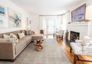 Living area - Cottage on Kenwood (Indianapolis)