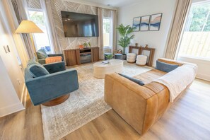 Living area - Near Wrightsville, 3 Kings + Putting Green, Stylish Family & Group Getaway (Wilmington)