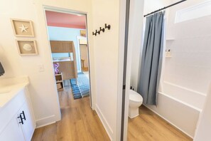 Bathroom - Near Wrightsville, 3 Kings + Putting Green, Stylish Family & Group Getaway (Wilmington)