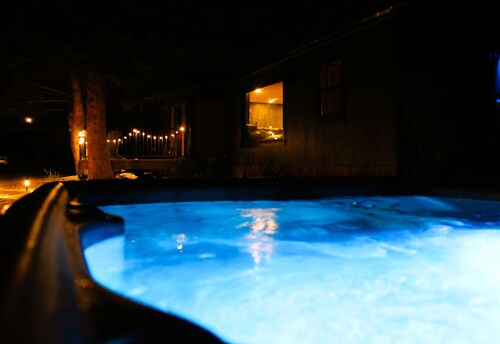 Couple's Golf Retreat: Outdoor Spa, Chef Kitchen, King Bed