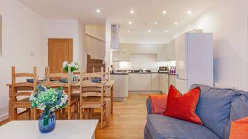 Een modern appartement met een eethoek, keuken en woonkamer.