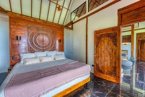 Un dormitorio con una cama grande, cabecera de madera y un panel decorativo en la pared.