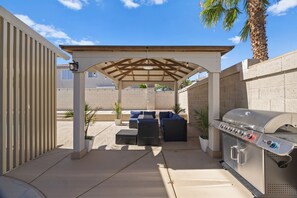 Outdoor dining - Vegas Luxe Retreat Pool, Pool Table, Near Strip (Las Vegas)
