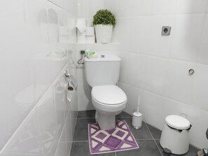 A bathroom with a toilet, bidet, and a trash bin. - City Gateway Home W/Self Check-In (L'Hospitalet de Llobregat)