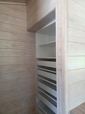 Un racó d'una habitació amb panells de fusta i una prestatgeria blanca de disseny.