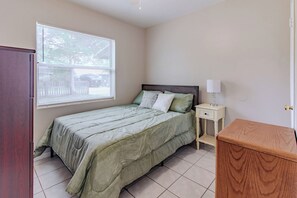 Room - Peaceful Oasis in Gator-Gainesville (Gainesville)