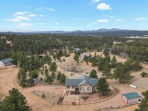 A rural property with a main house, fenced areas, and a variety of trees. - Quincy's Mountain Cabin Getaway with spectacular views and peaceful serenity! (Florissant)