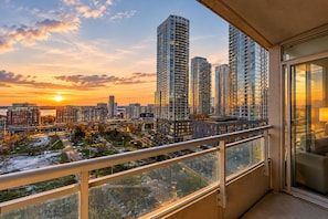 Un rascacielos con vistas a un paisaje urbano al atardecer.