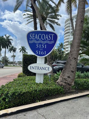 Schild für Seacoast mit den Nummern 5151 bis 5161, das den Eingang kennzeichnet.