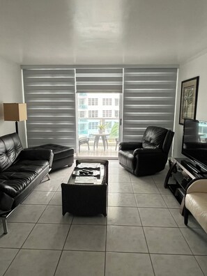 Living area - Apartment with 2 bedrooms and 2 bathrooms & balcony (Miami)