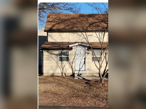 Exterior - 1 Bedroom Cottage - King Bed & Sleep Sofa- Centrally Located in Rhode Island (Warwick)