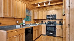 Interior - Eagles View by Avantstay 5-acre Smoky Cabin Hot Tub + Mountain Views Near Pigeon Forge (Sevierville)