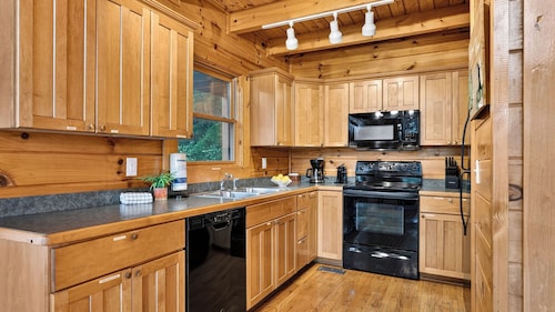 Eagles View by Avantstay 5-acre Smoky Cabin Hot Tub + Mountain Views Near Pigeon Forge