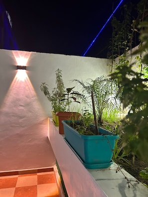 A rooftop garden with potted plants and a wall-mounted light fixture. - Beau cocon meublé, 2Bd sécurisé  Wi-Fi  Près Rabat (Témara)
