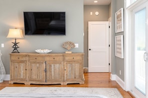 Primary bedroom HD Smart TV - Merri Mac Cottage | Coast Cottages Beach Access, Pool & Pavilion (Saint Simons Island)